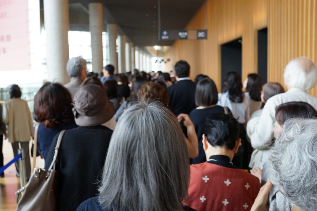 レストランに並ぶ行列