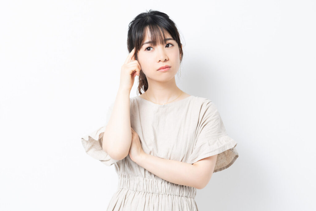 ちゃんと外注したのに、なぜ手応えがないのか悩む女性