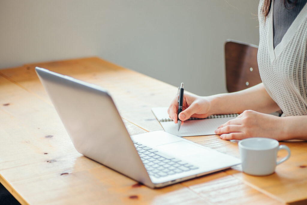 A4一枚メモしている風景